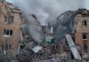 Во нов руски напад, запален објектот на украинската влада, загинаа три лица меѓу кои и едно бебе