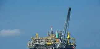 Цената на нафтата падна под 80 долари за барел по стартот на преговори меѓу САД и Иран