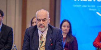 Албанскиот премиер Рама не се откажува од луксузниот комплекс на зетот на Трамп и покрај протестите за заштита на природата