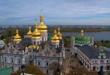 Четири лица се убиени и запален е манастир заштитен од УНЕСКО во голем руски напад врз Украина