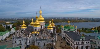 Четири лица се убиени и запален е манастир заштитен од УНЕСКО во голем руски напад врз Украина