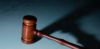 Двајца Романци осудени за избодување на ирански телевизиски новинар во име на иранскиот режим